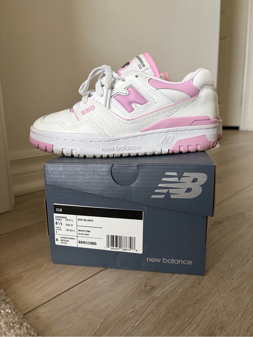 New Balance 550 Pink/White Size W6.5